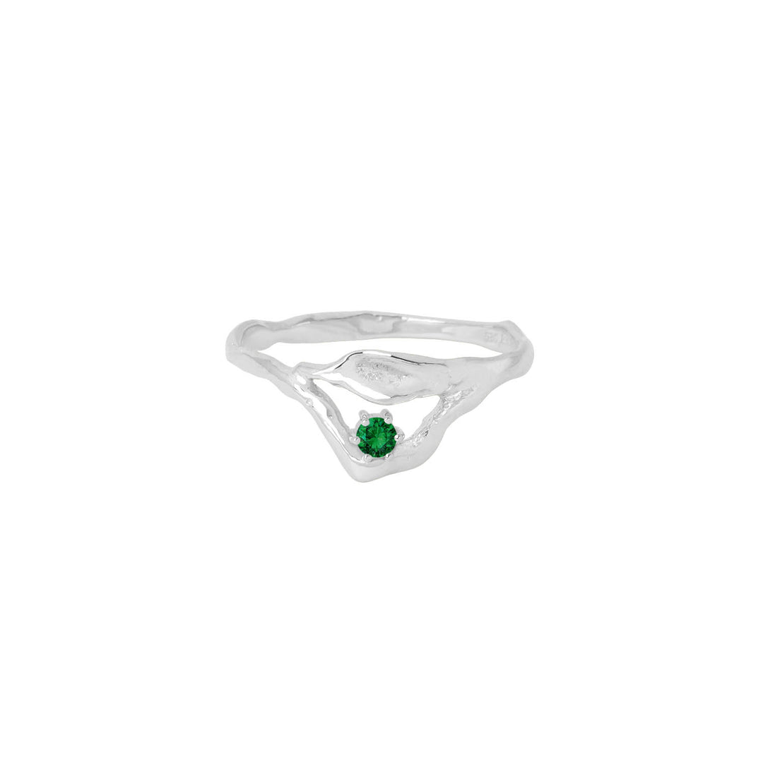 Hvítagullhringur með emerald steini