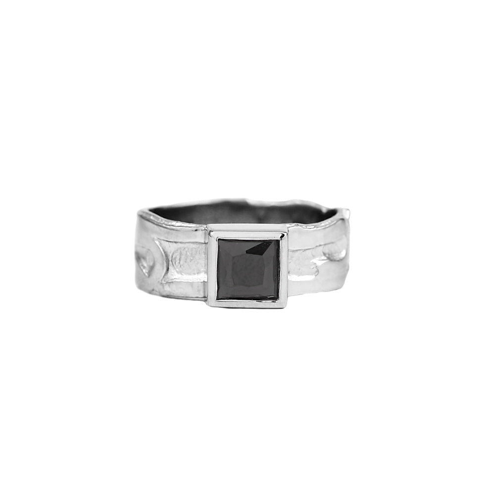 Silfurhringur með svörtum zirconia